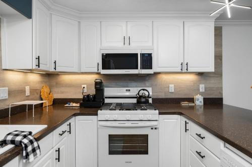 Million Dollar Views Bayshore Beach House with Opt RV Pads & More - image 9