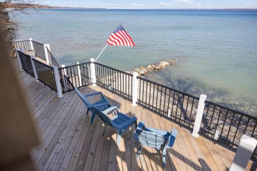 Million Dollar Views Bayshore Beach House with Opt RV Pads & More - image 5