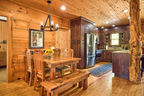 Peaceful Getaway Penrose Cabin with Hot Tub and Pond in Penrose, USA