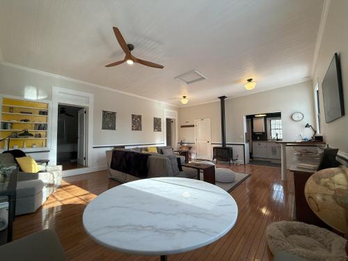 Schoolhouse No. 11 * Hudson Valley Upstate Getaway in Стон Рідж