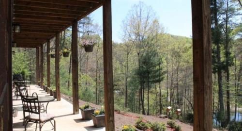Long Mountain Lodge Bed & Breakfast in Dahlonega, USA