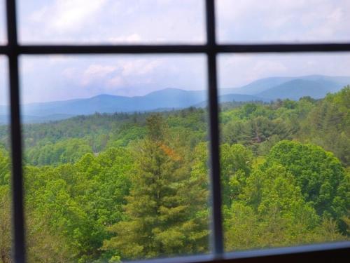 Long Mountain Lodge Bed & Breakfast in Dahlonega, USA