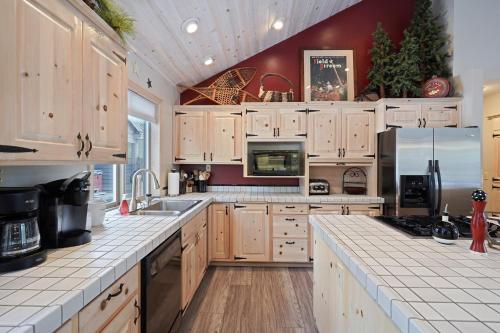 Adorable & Cozy Hot Tub SHARC Passes Fabulous Location 24356 in Powell Butte (OR)