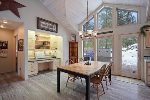 Adorable & Cozy Hot Tub SHARC Passes Fabulous Location 24356 in Powell Butte (OR)