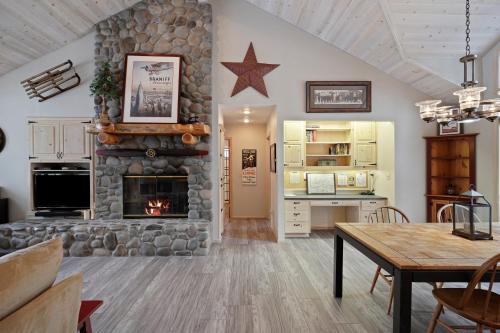 Adorable & Cozy Hot Tub SHARC Passes Fabulous Location 24356 in Powell Butte (OR)