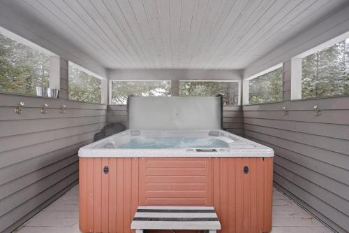 Adorable & Cozy Hot Tub SHARC Passes Fabulous Location 24356 in Powell Butte (OR)