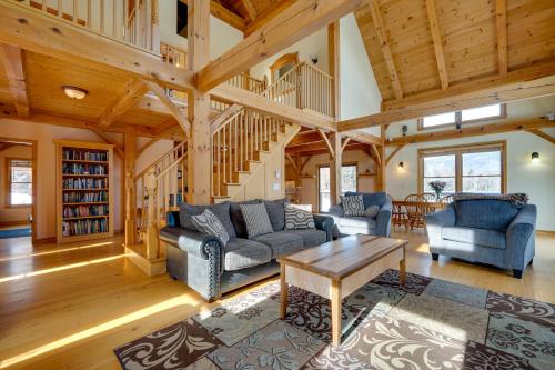 Secluded Vermont Retreat Outdoor Pool and Deck in 斯特拉頓