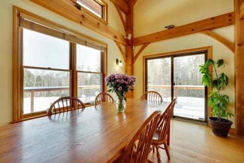 Secluded Vermont Retreat Outdoor Pool and Deck in 斯特拉頓