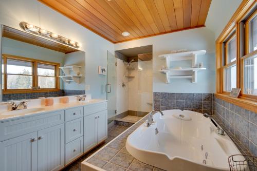 Secluded Vermont Retreat Outdoor Pool and Deck in 斯特拉頓