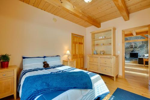 Secluded Vermont Retreat Outdoor Pool and Deck in 斯特拉頓