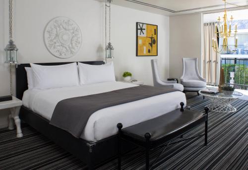 Deluxe King Room image 3