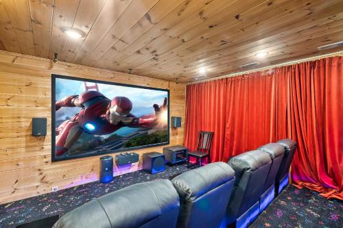 Million Views Theater Hot Tub Game Room in Gatlinburg, USA