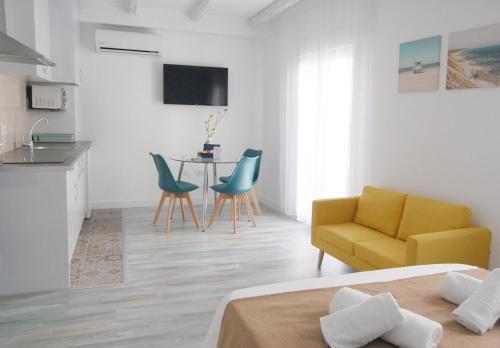 Studio Apartment with Queen Bed image 5