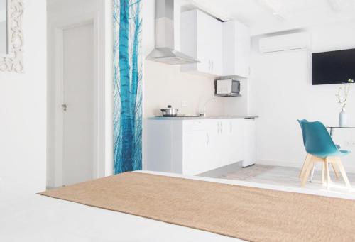Studio Apartment with Queen Bed image 3