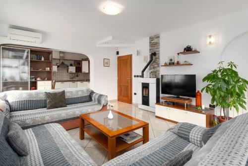 1 king bed, 1 sofa bed
