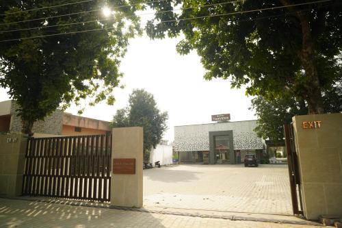 Dārzs, Hotel Tanveer, Kurali in Kurali