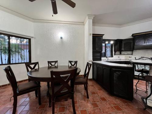 Casa Sonora: Cheerful 3BR Home close to dtwn w/ Outdoor Hot tub in La Paz, Mexico