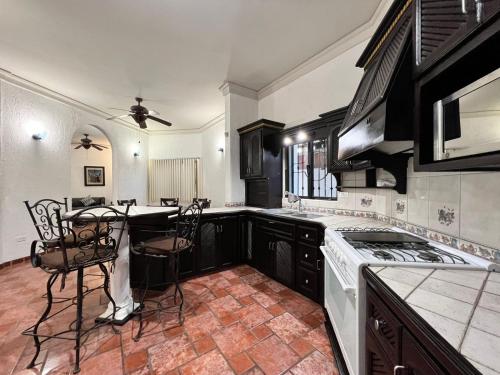 Casa Sonora: Cheerful 3BR Home close to dtwn w/ Outdoor Hot tub in La Paz, Mexico