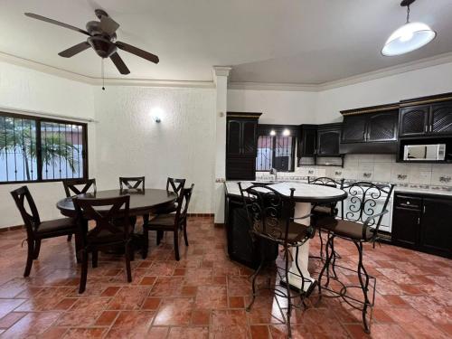 Casa Sonora: Cheerful 3BR Home close to dtwn w/ Outdoor Hot tub in La Paz, Mexico