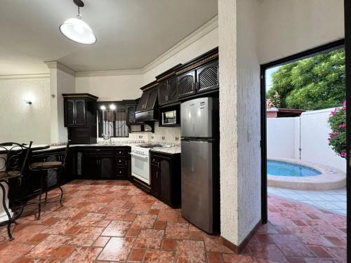 Casa Sonora: Cheerful 3BR Home close to dtwn w/ Outdoor Hot tub in La Paz, Mexico