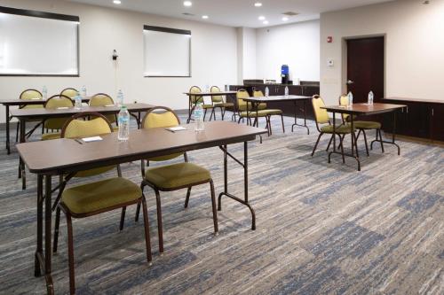 Holiday Inn Express Hotel & Suites St. Charles by IHG Holiday Inn Express Hotel & Suites St. Charles by IHG
