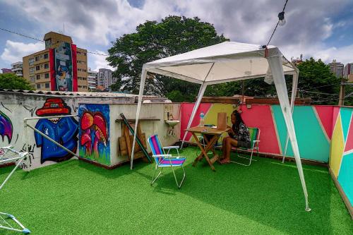 ระเบียง/ชานเรือน, Oh Madalena Hostel near สถาบันศิลปะโทะมิเอะ โอตะเกะ