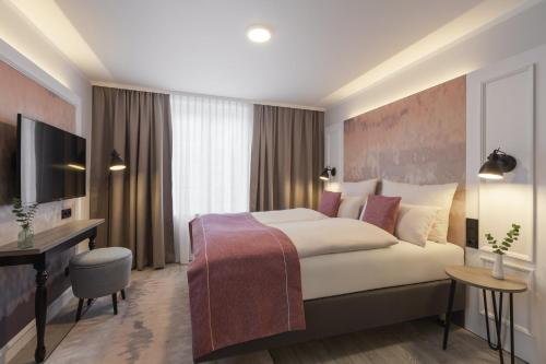 Standard Queen Room image 9