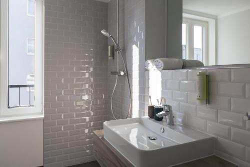 Standard Queen Room withBalcony and Kitchenette image 2