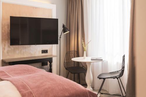 Standard Queen Room image 8