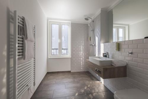 Standard Queen Room withBalcony and Kitchenette image 5