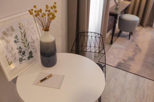 Standard Queen Room withBalcony and Kitchenette image 6