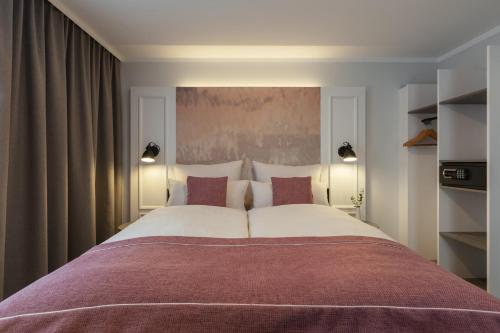 Standard Family Room with One Queen Bed and One Sofa Bed image 8