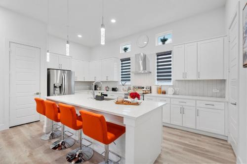Kitchen, Modern 2BR l Pet-Friendly l Private Baths in Love Field Airport