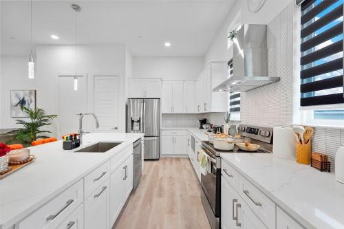 Kitchen, Modern 2BR l Pet-Friendly l Private Baths in Love Field Airport