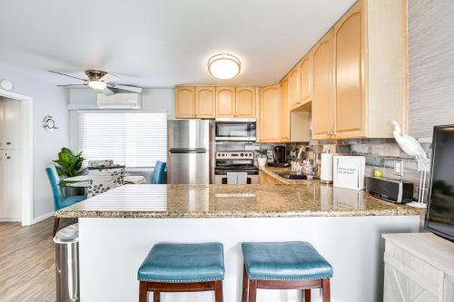 Updated Mission Beach Condo Walk to Belmont Park! detail