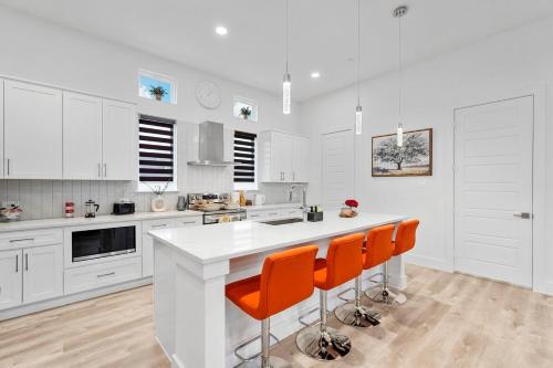 Kitchen, Modern 2BR l Pet-Friendly l Private Baths in Love Field Airport