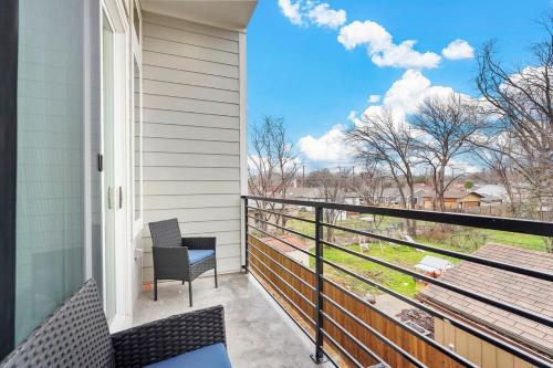 View, Modern 2BR l Pet-Friendly l Private Baths in Love Field Airport