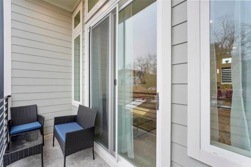View, Modern 2BR l Pet-Friendly l Private Baths in Love Field Airport