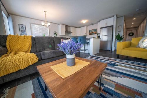 3 Bed Townhouse, Mountain Views, Large Deck, Air Con, Garage in Invermere (BC)