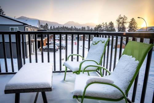 3 Bed Townhouse, Mountain Views, Large Deck, Air Con, Garage in Invermere (BC)