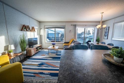 3 Bed Townhouse, Mountain Views, Large Deck, Air Con, Garage in Invermere (BC)