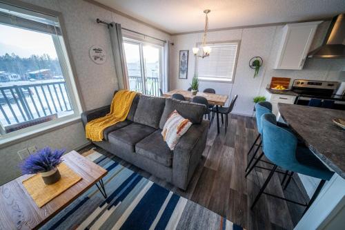 3 Bed Townhouse, Mountain Views, Large Deck, Air Con, Garage in Invermere (BC)