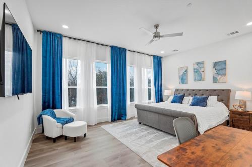 Upscale 2BR Hideaway, Ensuite Bliss, Pet-Friendly in Love Field vliegveld