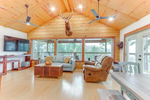 Cabin on Beaver Lake w/ Views & Furnished Deck! in Prairie Creek (AR)