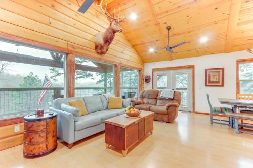 Cabin on Beaver Lake w/ Views & Furnished Deck! in Prairie Creek (AR)