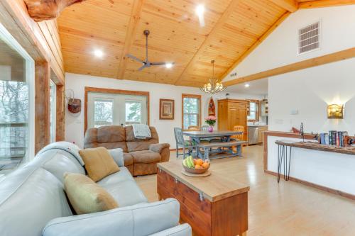 Cabin on Beaver Lake w/ Views & Furnished Deck! in Prairie Creek (AR)