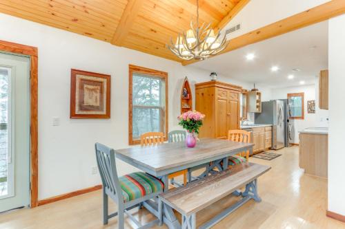 Cabin on Beaver Lake w/ Views & Furnished Deck! in Prairie Creek (AR)