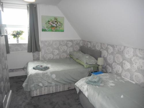 2 twin beds
