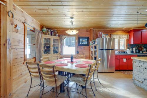 2 Mi to Skiing Casper Cabin with Mtn Views! in 卡斯帕