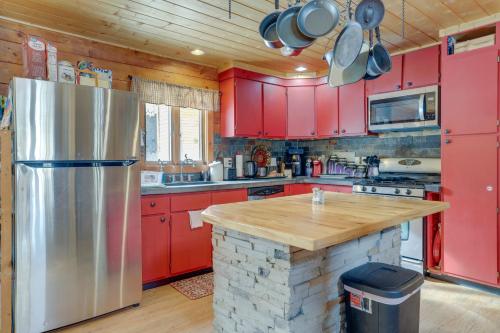 2 Mi to Skiing Casper Cabin with Mtn Views! in 卡斯帕